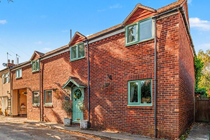 3 Bedroom Terraced House For Sale In Carters Lane, Tiddington, CV37
