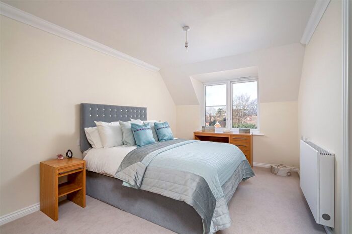 1 Bedroom Flat For Sale In Leatherhead Road, Ashtead, Surrey, KT21