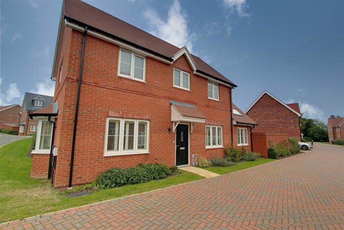 3 Bedroom Detached House For Sale In Blainways Avenue, Tring, HP23