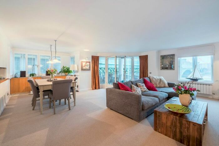 2 Bedroom Flat To Rent In Lombard Road, London, SW11