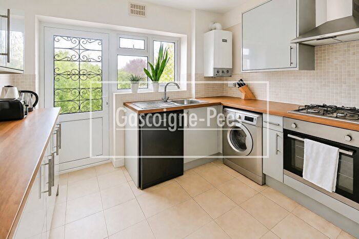 2 Bedroom Flat To Rent In Lancaster Close, KT2