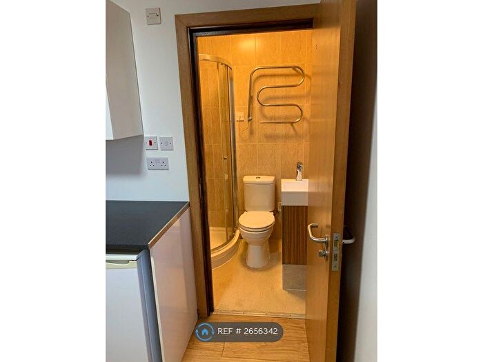 Studio To Rent In Hendon Way, London, NW2