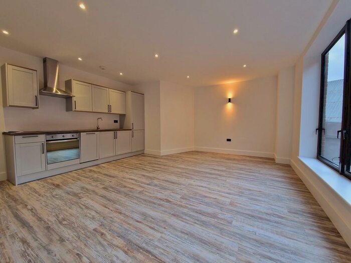 2 Bedroom Apartment To Rent In Kingsbridge Point, SN1
