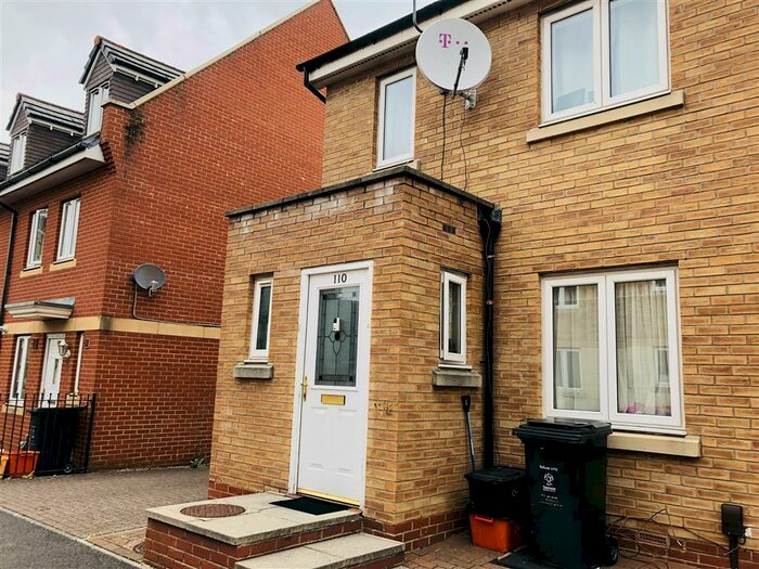 3 Bedroom House To Rent In Padstow Road, Swindon, SN2