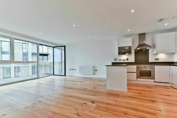 3 Bedroom Flat To Rent In St Vincent Court, Canning Town, E16