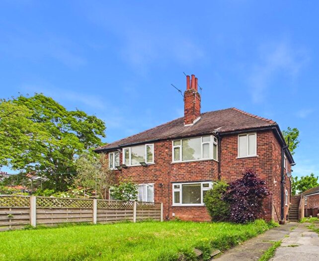 2 Bedroom Flat For Sale In Street Lane, Leeds, LS8