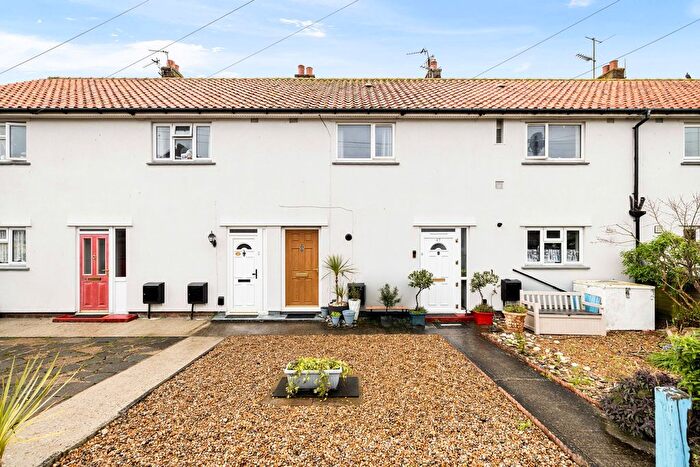 2 Bedroom Flat For Sale In Wakefield Way, Hythe, CT21