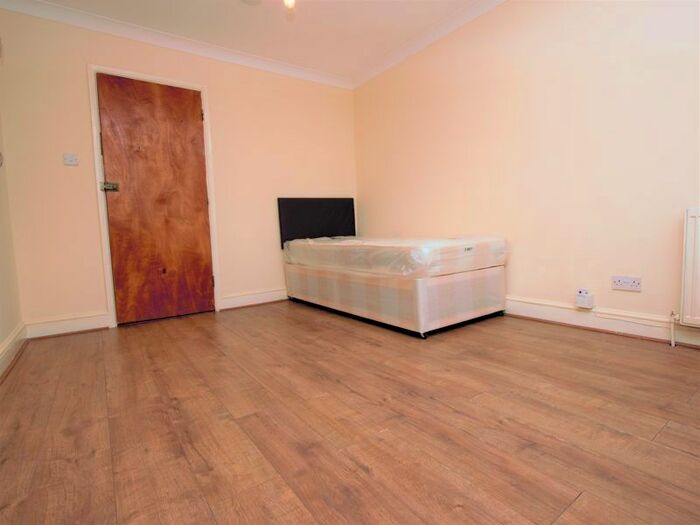 Studio To Rent In Cornwall Road, London, N15