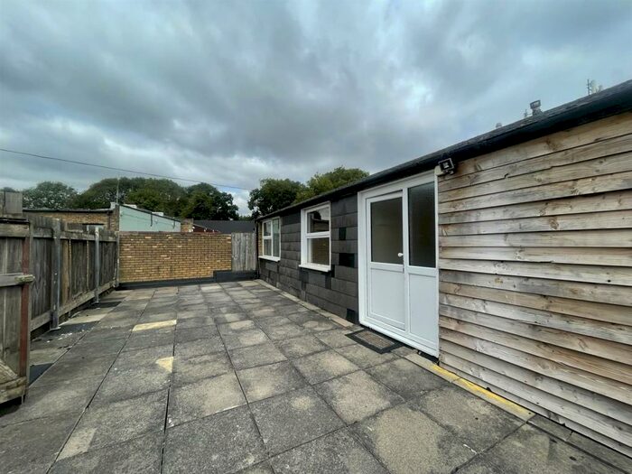 3 Bedroom Flat To Rent In Upper Street South, New Ash Green, Longfield, DA3