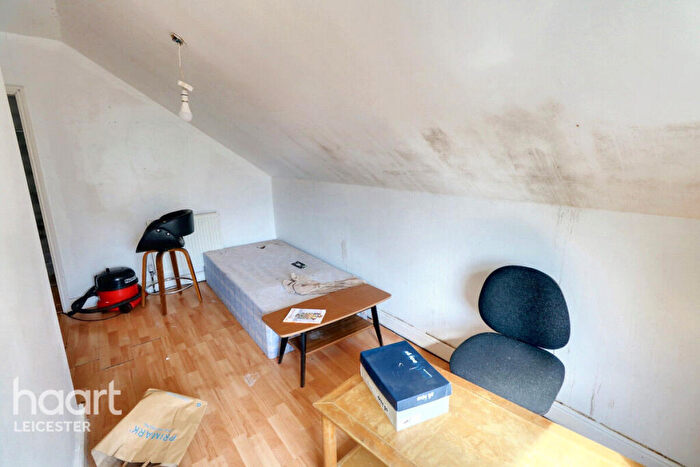 4 Bedroom Semi-Detached House For Sale In Huntingdon Road, Leicester, LE4