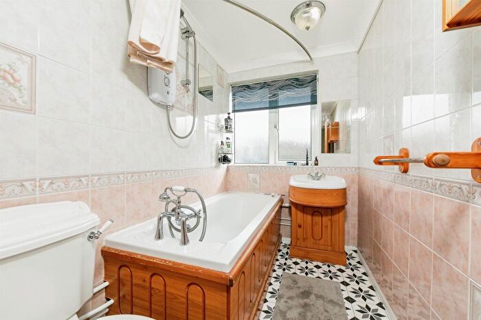 2 Bedroom Flat For Sale In Langdale Gardens, Earley, Reading, RG6