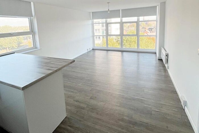 3 Bedroom Apartment To Rent In Apple Building, M40