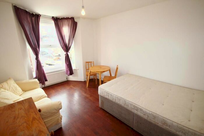 1 Bedroom Terraced House To Rent In Bristow Road, Hounslow, TW3