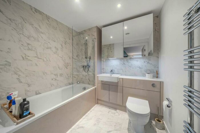 2 Bedroom Flat For Sale In Heygate Street, Elephant And Castle, London, SE17