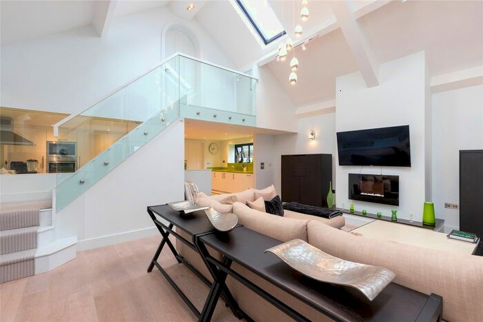 2 Bedroom Detached House To Rent In Wycombe End, Beaconsfield, Buckinghamshire, HP9