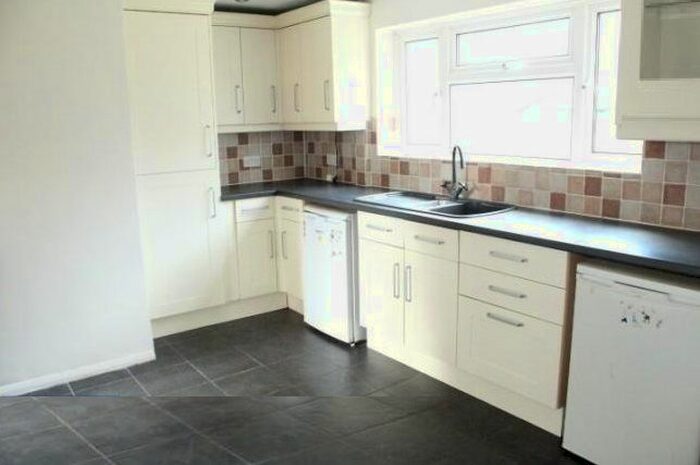 4 Bedroom Semi-Detached House To Rent In Winterscroft Road, Hoddesdon EN11