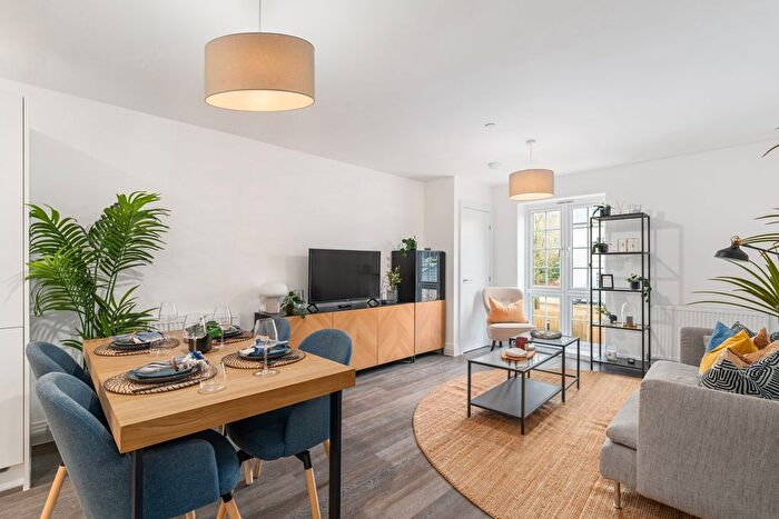 2 Bedroom Flat For Sale In Plot - Bed Apartment, Block F, Rivermead Gardens, Alton, GU34