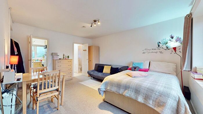 Studio To Rent In Long Lane, London, N3