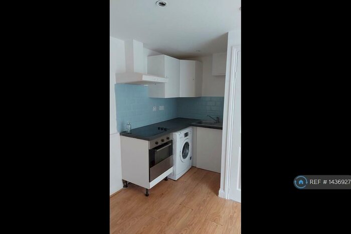 Studio To Rent In Green Lanes, London, N16