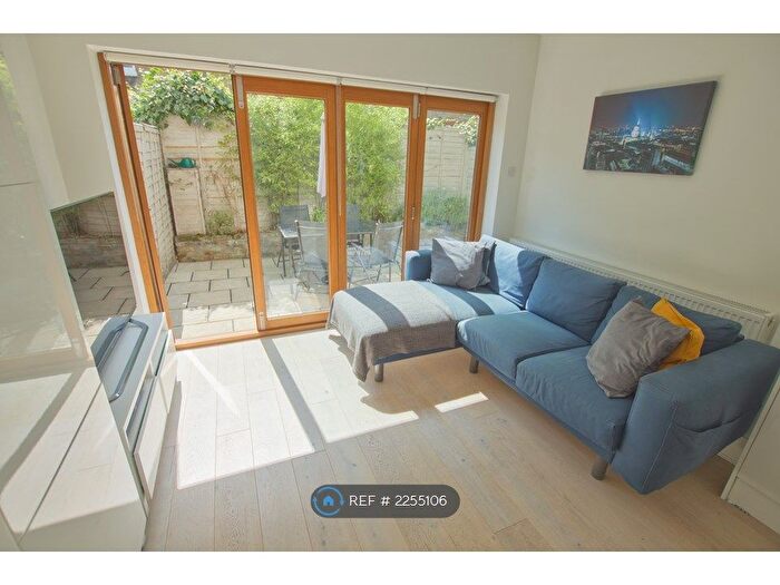 2 Bedroom Flat To Rent In Hazelbourne Road, London, SW12