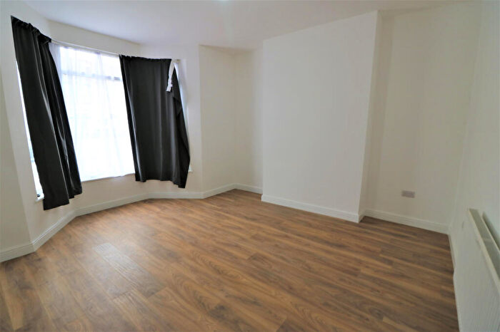 3 Bedroom Flat To Rent In Bengal Road, Ilford, Essex, IG1
