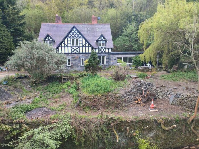 4 Bedroom Semi-Detached House For Sale In Berwyn, Llangollen, LL20