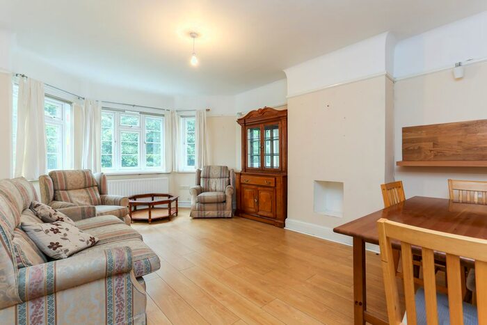 3 Bedroom Flat To Rent In Endsleigh Road, West Ealing, W13