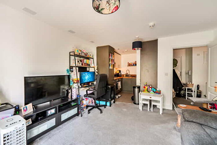 1 Bedroom Flat For Sale In Canton House, Worcester Park, London, KT4