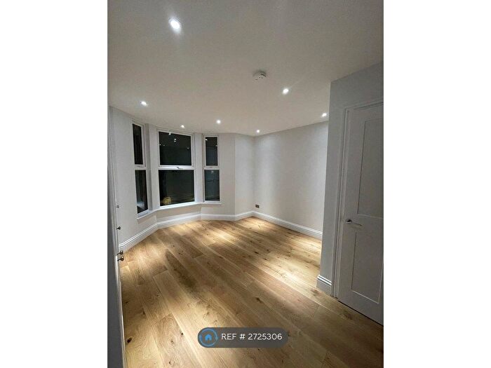 2 Bedroom Flat To Rent In St. Johns Road, London, SE20