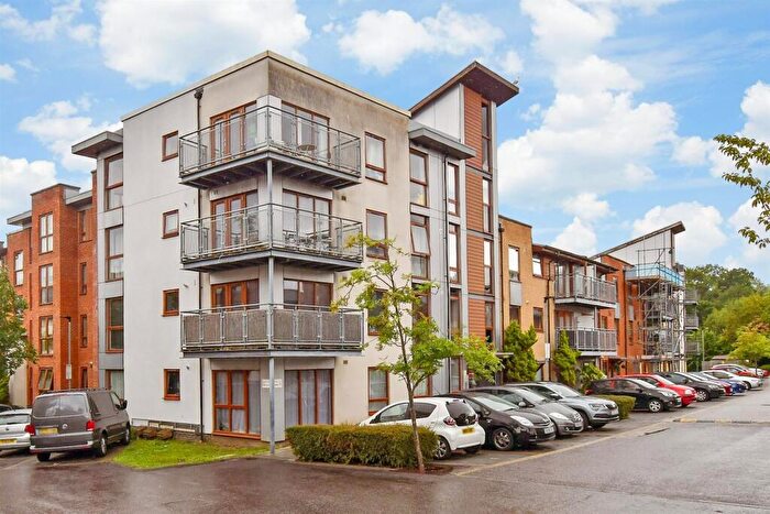 2 Bedroom Apartment For Sale In Commonwealth Drive, Three Bridges, Crawley, West Sussex, RH10