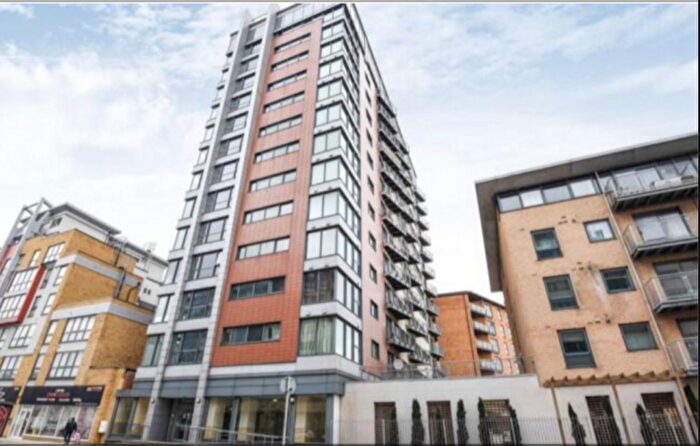 2 Bedroom Flat For Sale In Eastern Avenue, Gants Hill, Ilford, IG2