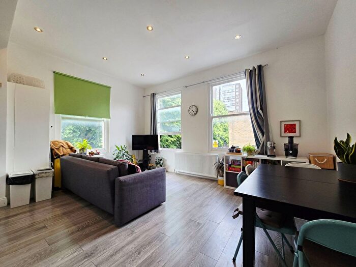 3 Bedroom Flat To Rent In Fulham Palace Road, Hammersmith, W6