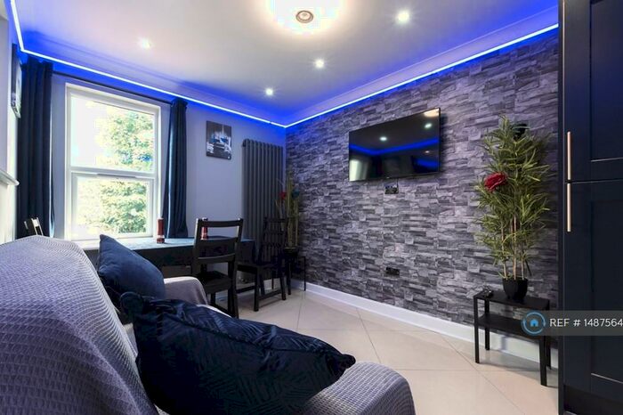 2 Bedroom Flat To Rent In Gables Lodge -, Reading, RG1