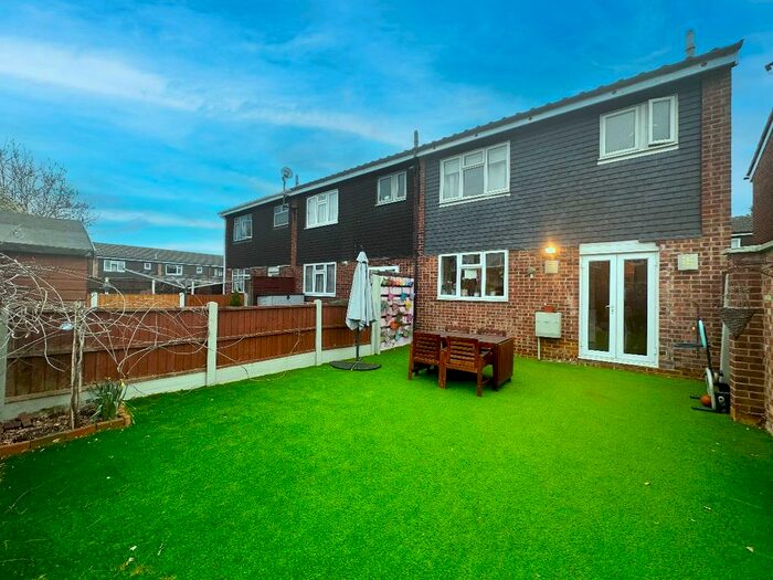 3 Bedroom End Of Terrace House To Rent In Hamilton Drive, Harold Wood, Romford, RM3