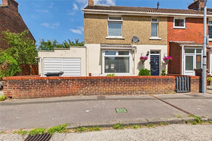 3 Bedroom End Of Terrace House For Sale In Harcourt Road, Swindon, Wiltshire, SN2