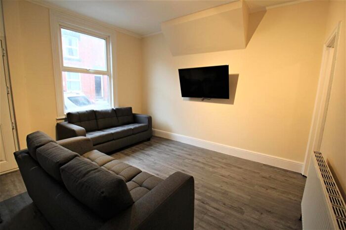 5 Bedroom Terraced House To Rent In Welton Place, Hyde Park, Leeds, LS6