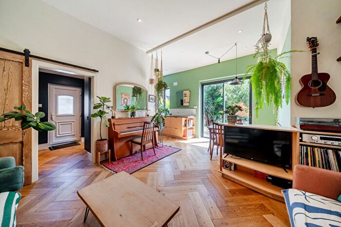 2 Bedroom Maisonette For Sale In Brownhill Road, Catford, London, SE6