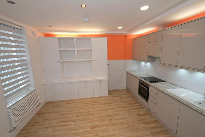 2 Bedroom Flat To Rent In Lewisham Way, SE14