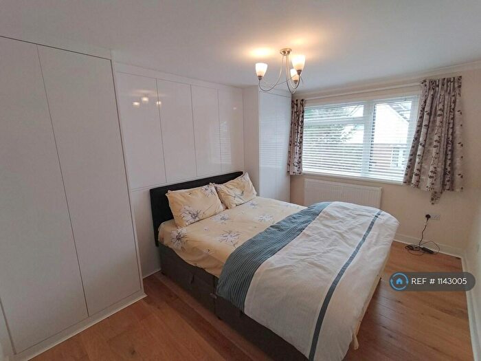 3 Bedroom Semi-Detached House To Rent In Sandpiper Road, South Croydon, CR2