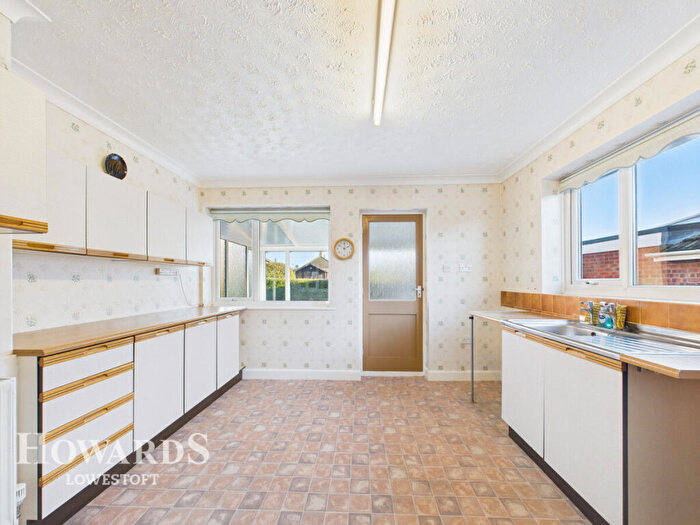2 Bedroom Detached Bungalow For Sale In Clovelly Rise, Lowestoft, NR32