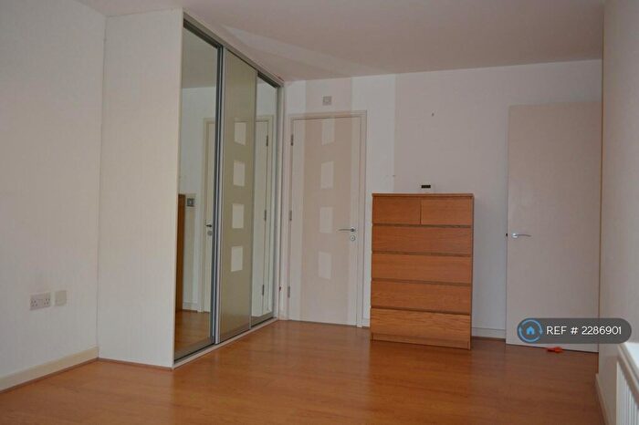 2 Bedroom Flat To Rent In Commercial Road, London, E14