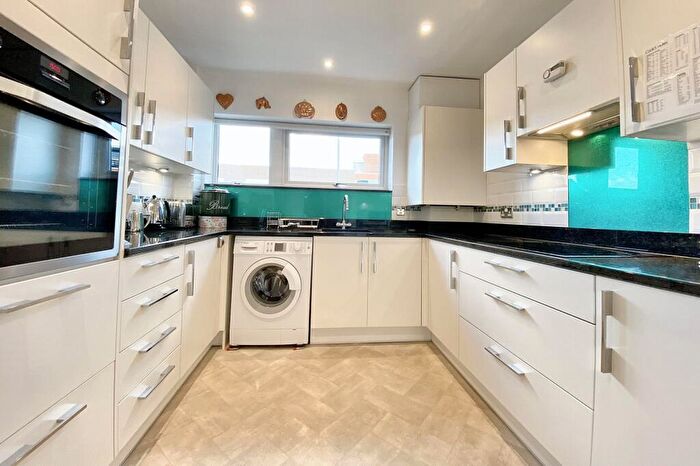3 Bedroom Flat For Sale In Grove Court, Beaconsfield, HP9