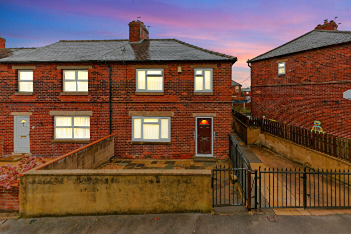 3 Bedroom End Of Terrace House For Sale In Grange Terrace, Leeds, LS28