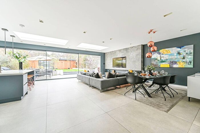 5 Bedroom Semi-Detached House To Rent In Kings Avenue, Balham, London, SW12