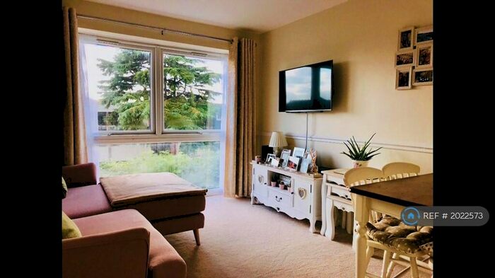 1 Bedroom Flat To Rent In Highland Court, London, E18