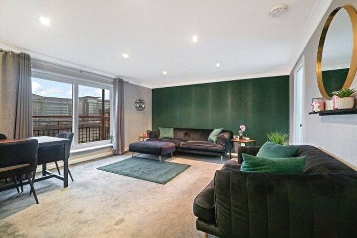 3 Bedroom Flat To Rent In Riverview Place, Glasgow, G5