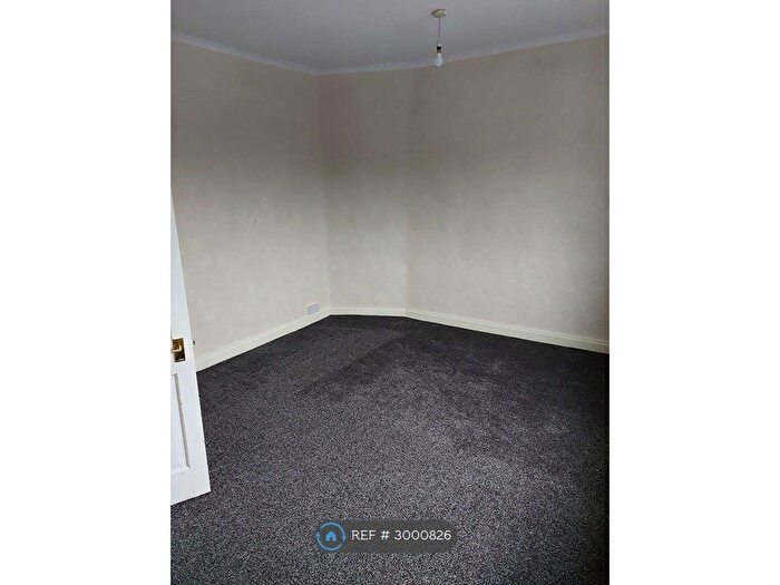3 Bedroom Flat To Rent In Batley Road, Kirkhamgate, Wakefield, WF2