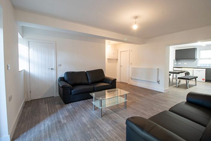 6 Bedroom Semi-Detached House To Rent In Ash Grove, Leeds, LS6