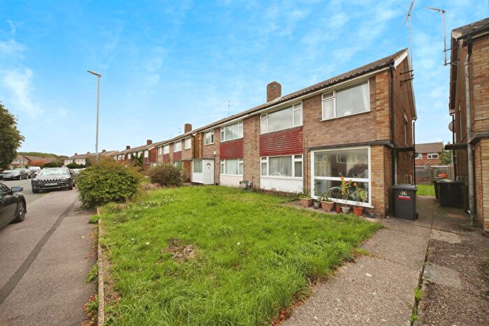 2 Bedroom Maisonette For Sale In Fair Oak Drive, Luton, LU2