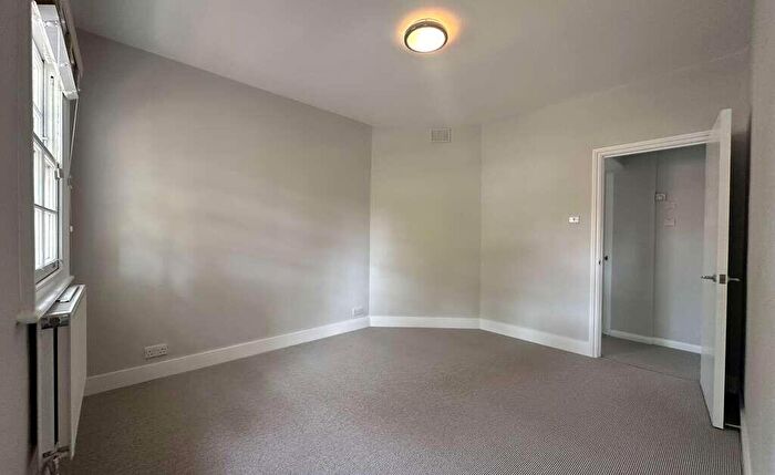 1 Bedroom Flat To Rent In Merrow Street, Walworth Village, SE17